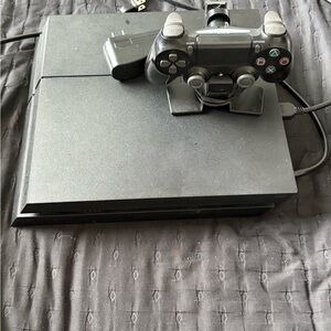 Sony Black PlayStation 4 Console (+charging stand)